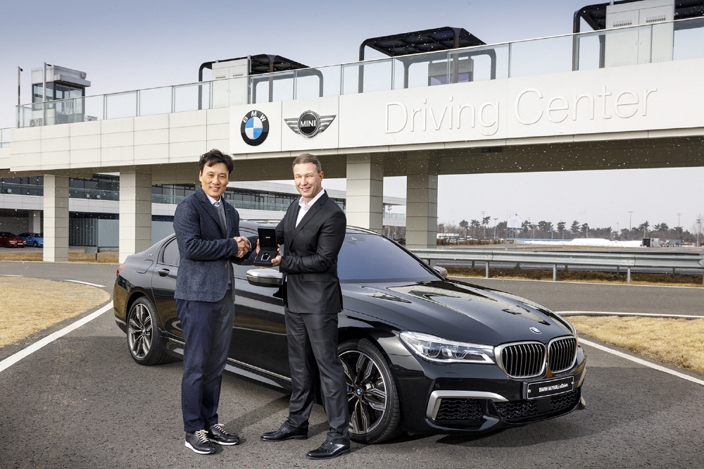 이승엽씨에게 뉴 M760Li xDrive가 전달됐다.(사진=BMW 코리아)