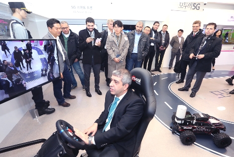 ‘ITU-R WP5D 국제 표준화 회의’에 참석한 ICT 리더들이 원격제어 드라이브를 체험하고 있다. (사진=LG유플러스)