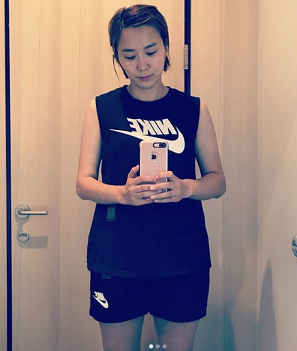 윤지혜, '앞머리 살짝 넘긴 단발머리...거울보며 수수한 차림으로 찰칵'