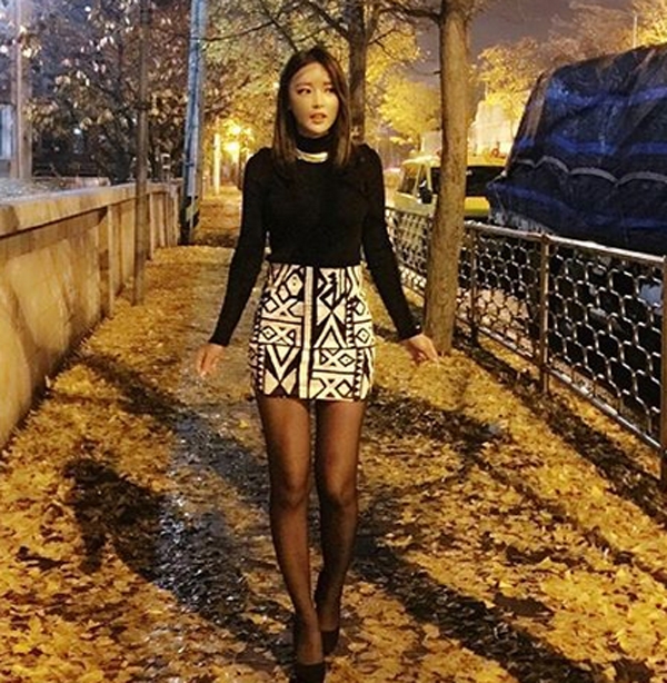 홍진영, '블랙+화이트 매칭'...부러질 듯 고속도로 다리라인'