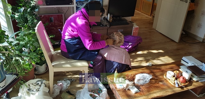 이미용 특기 사회봉사대상자가 어르신들에게 서비스를 제공하고 있다.(사진=경주준법지원센터)