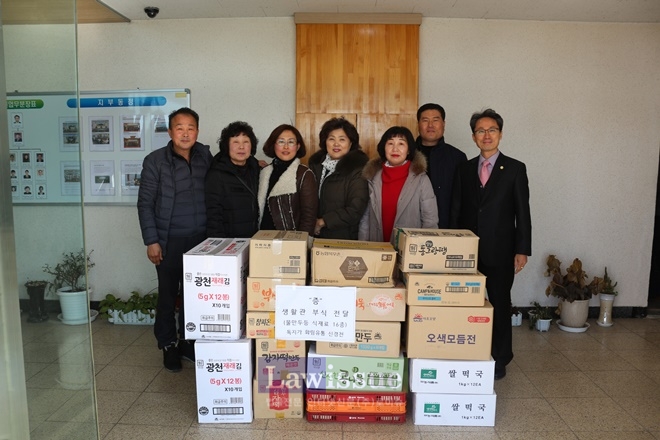 법무공단 부산지부 생활관에서 거주하는 이들을 위해 부식을 제공하고 기념촬영을 하고 있다.(사진=한국법무보호복지공단부산지부)