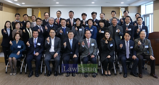 신규 형사조정위원 위촉식을 갖고 기념촬영을 하고 있다.(사진=울산지방검찰청)