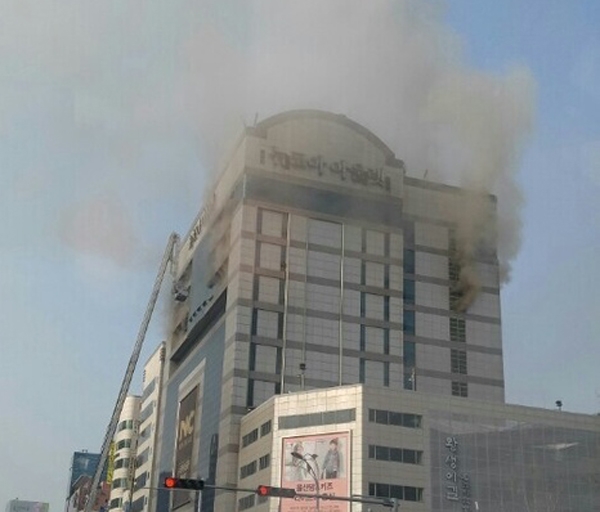 울산 뉴코아아울렛 화재, 또 다시 간담 서늘케 하는 불... 매캐한 연기 속 총력