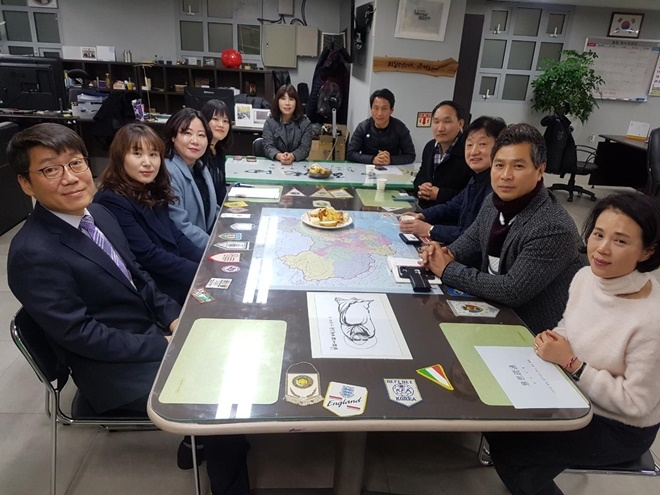 업무협약을 가진 뒤 기념촬영을 하고 있다.(사진=부산FC축구단)