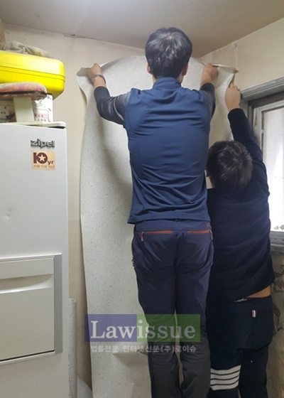 사회봉사대상자들이 지체장애인 가정에 도배작업을 하고 있다.(사진=대구서부준법지원센터)