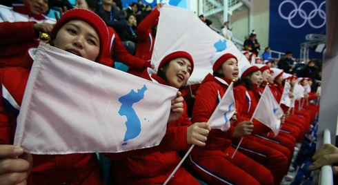'우리선수 응원하는 북한'....갖가지 논란 속 묵묵한 외침까지