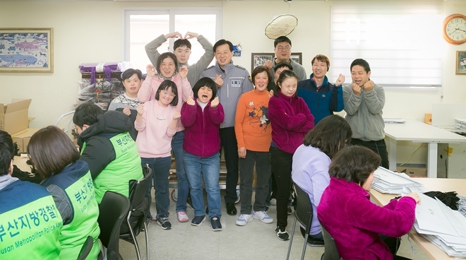 조현배 청장이 재활원생들과 기념촬영을 하고 있다.(사진=부산지방경찰청)