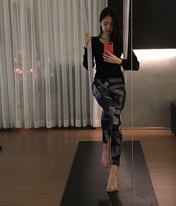 손나은, '우아한 자태 부러질듯....고속도로급 가녀린 다리라인'