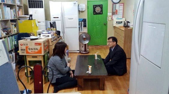울산 실로암지역아동센터를 방문해 대화를 나누고 있다.(사진=울산청소년꿈키움센터)