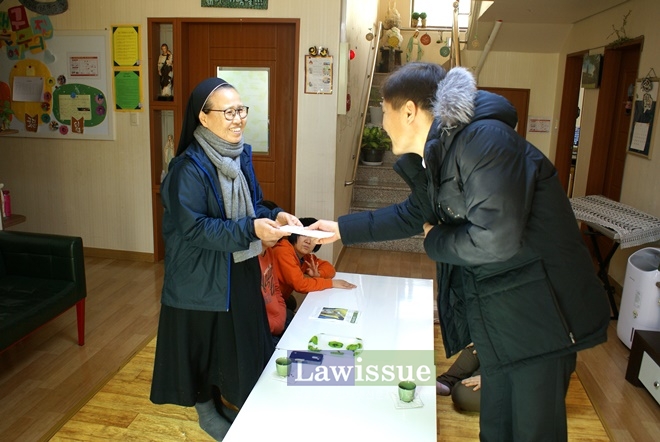작은 예수의 집에 위문금을 전달하고 있다.(사진=대구지방교정청)