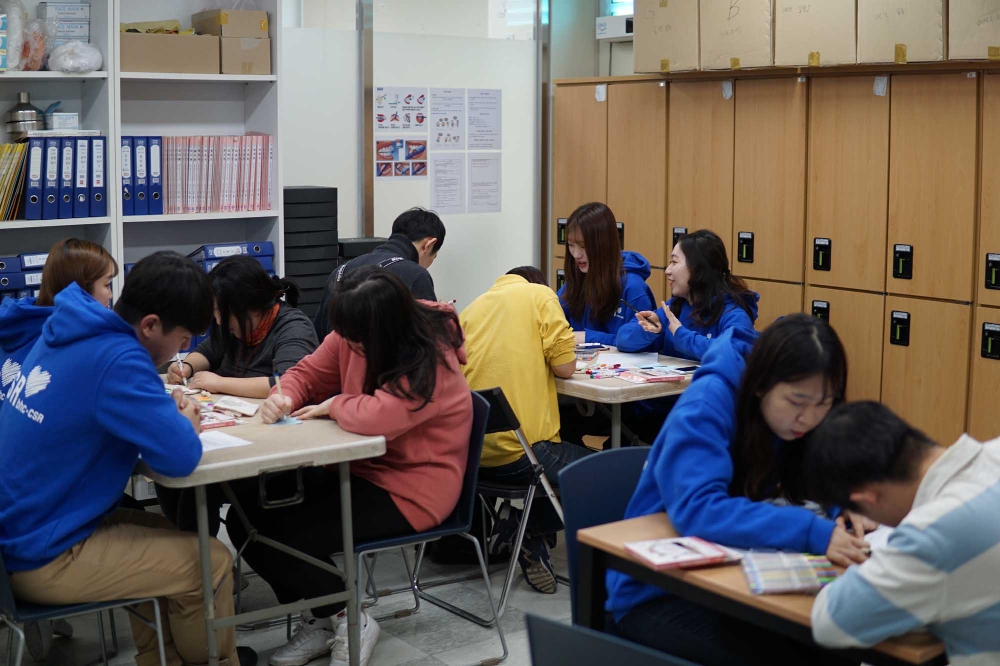 해바라기 봉사단 봉사활동 진행했다.(사진= bhc)