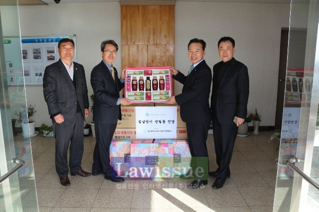 법무공단부산지부에 설명절 선물세트를 전달하고 기념촬영.(사진=한국법무보호복지공단부산지부)