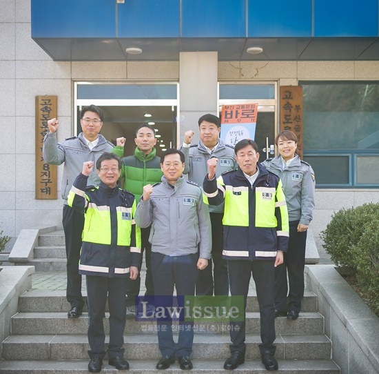 조현배 청장(앞줄 가운데)이 고속도로순찰대를 방문한 뒤 직원들을 격려하고 기념촬영을 하고 있다.(사진=부산지방경찰청)