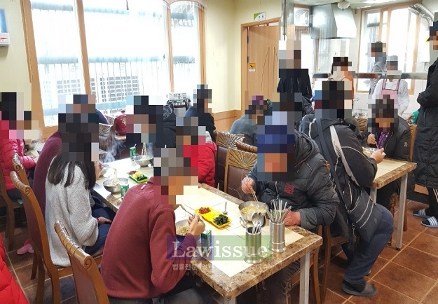 복지시설서 중화요리 나눔봉사를 하고 있다.(사진=울산준법지원센터)
