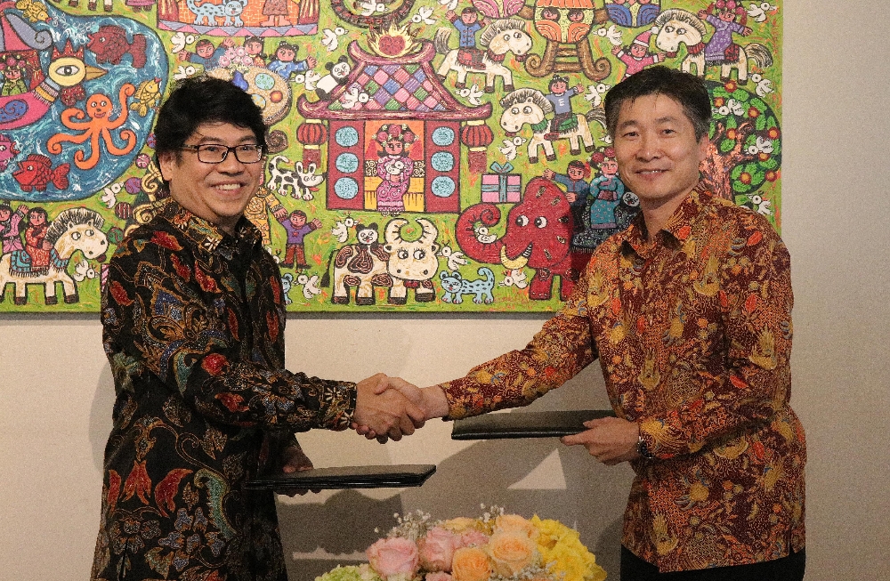 바산타 그룹 트리 라마디 (Tri Ramadi) 회장과 GS건설 주택영업·개발사업담당 김규화 전무가 기념 촬영하고 있다.(사진=GS건설)