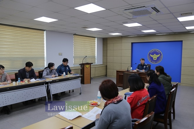 성추행, 성희롱 예방을 위해 논의를 하고 있다.(사진=창원중부경찰서)