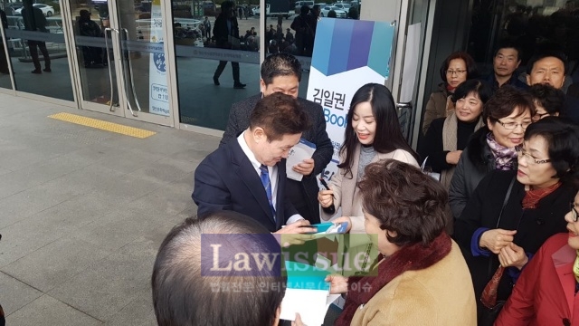 출판기념회서 사인을 해주고 있는 김일권 전 양산시의장.(사진=김일권)