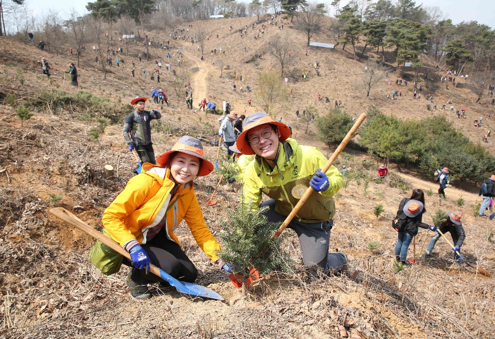 우리강산 푸르게 푸르게 캠페인(신혼부부 나무심기 행사 (사진=유한킴벌리))
