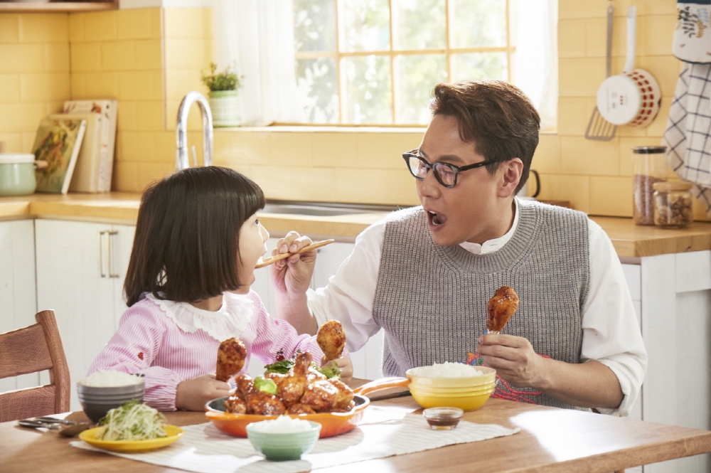 윤종신 굽네 갈비천왕 모델 발탁.(사진=굽네치킨)
