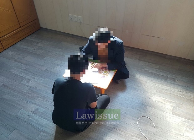 수학과외 특기를 가진 사회봉사대상자가 과외를 지도하고 있다.(사진=울산준법지원센터)