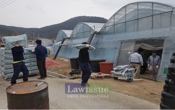 사회봉사대상자들이 비닐하우스 퇴비작업 등을 지원하고 있다.(사진=통영준법지원센터)