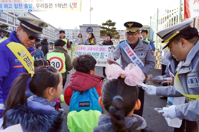 등교하는 아이들을 상대로 학교폭력, 교통사고 없는 건강한 통학로 만들기 안전활동을 벌이고 있다.(사진=창원서부경찰서)