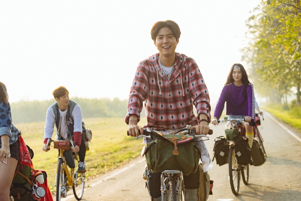 박보검·김세정, 코카-콜라 광고 촬영 중 짜릿한 웃음 이미지.(사진= 코카-콜라)