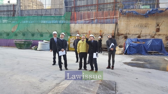 서병수 부산시장이 엘시티 안전사고 현장을 찾아 공사장 안전대책 추진에 만전을 기할 것을 주문하고 있다.(사진=부산시)