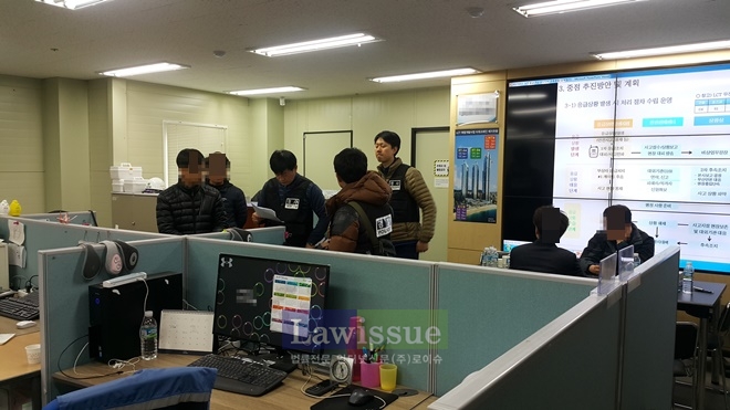 포스코건설 압수수색을 하고 있다.(사진=부산지방경찰청)