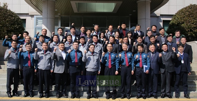 이용표 경남경찰청장과 소통간담회를 갖고 파이팅을 하며 기념촬영을 하고 있다.(사진=창원중부경찰서)