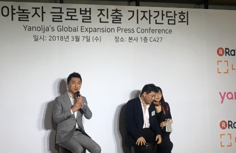 야놀자 김종윤 부대표(왼쪽)과 라쿠텐 라이풀 스테이 무네카츠 오타 대표(오른쪽)이 7일 야놀자 사옥에서 열린 제휴 발표에서 기자들의 질문에 대답하고 있다. (사진=로이슈)