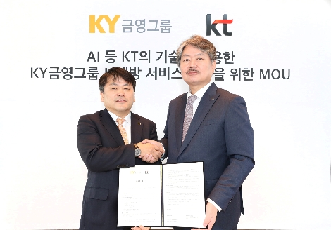 KT 마케팅전략본부장 김원경 전무(왼쪽), 금영그룹 김진갑 대표이사가 악수를 하고 있다. (사진=KT)