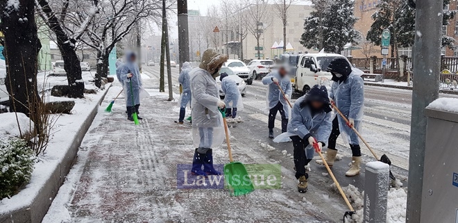 사회봉사대상자들이 폭설로 인한 도로의 눈을 치우고 있다.(사진=경주준법지원센터)