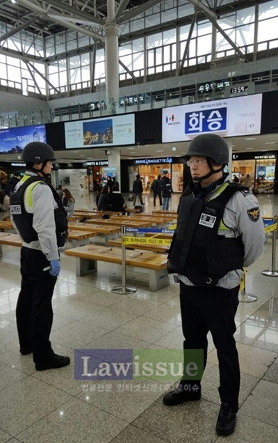 부산역 대합실 2층에 테러의심 가방이 발견돼 경계를 서고 있다.(사진=부산지방경찰청)