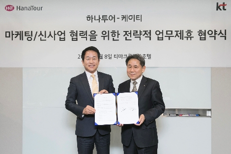 KT 마케팅부문장 이필재 부사장(오른쪽), 하나투어 김진국 대표이사가 기념사진 촬영에 임하고 있다. (사진=KT)