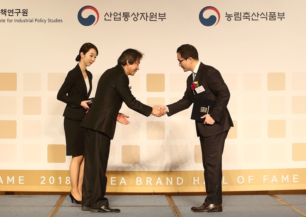 지난달 13일 그랜드힐튼서울 그랜드볼룸에서 열린 시상식에서 전원태 한국맥도날드 마케팅 상무(오른쪽)가 심사위원장인 한승문 한국브랜드디자인학회장(왼쪽)으로부터 수상을 하고 있다. (사진=맥도날드)