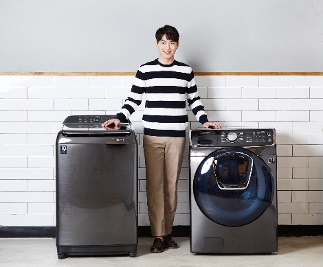 삼성전자 모델이 전자동 세탁기 액티브워시(좌)와 드럼 세탁기 애드워시(우)를 소개하고 있다. (사진=삼성전자)