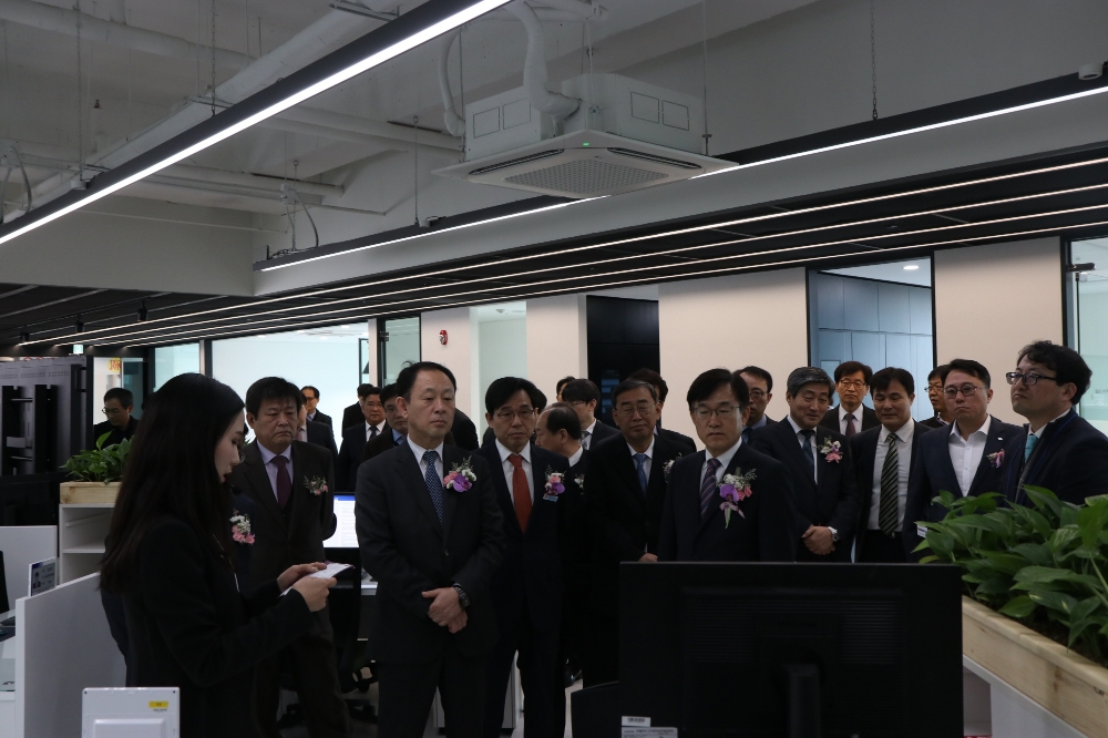 관계자들이 스마트오피스관련설명듣는 모습.(사진= 한국전력)