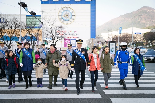 조현배 부산경찰청장이 아이들의 손을 잡고 횡단보도를 건너고 있다.(사진=부산지방경찰청)