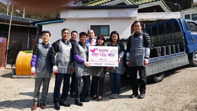 독거노인의 꽃샘추위를 막을 사랑의 연탄을 배달하며 기념촬영을 하고 있다.(사진=포항준법지원센터)