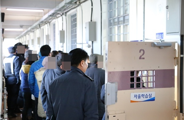 참석한 가족들이 교도소시설을 참관하고 있다.(사진=대구교도소)