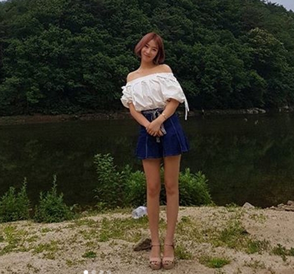 안소미, '어깨라인 훤히 드러낸 채....쭉 뻗은 고속도로급 다리라인'