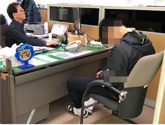 보호관찰 준수사항을 위반한 B군이 조사를 받고 있다.(사진=울산준법지원센터)
