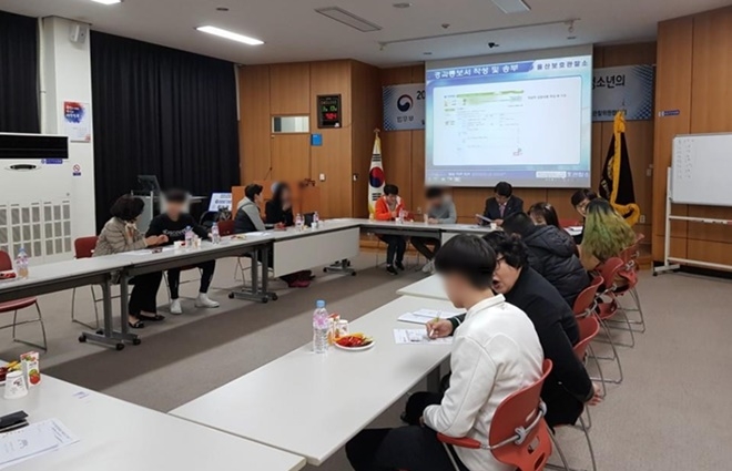 보호관찰 청소년과 결연식을 갖고 대화를 나누고 있다.(사진=울산준법지원센터)