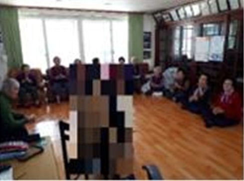 사회봉사대상자가 어르신들을 상대로 민요공연을 선보이고 있다.(사진=포항준법지원센터)