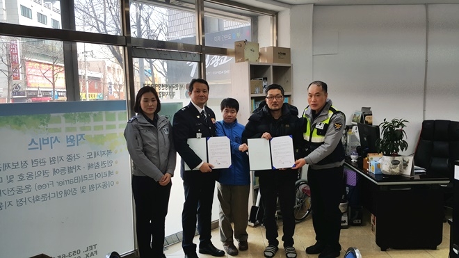 업무협약서를 내보이며 기념촬영을 하고 있다.(사진=대구남부경찰서)