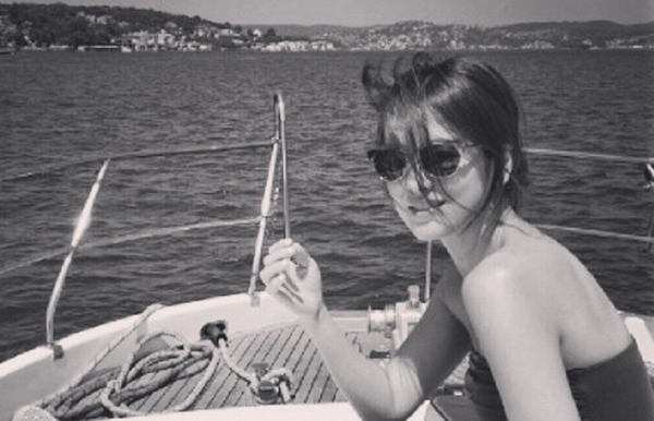 송혜교, '어깨라인 훤히 드러난 자태....요트위 바람만끽'