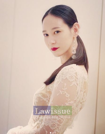 이영진, 단아하게 묶은 헤어스타일 속 고혹美 발산...새하얀 피부까지