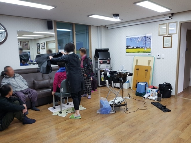 이미용 봉사를 하고 있는 사회봉사대상자.(사진=부산동부준법지원센터)